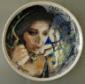 Ersoy Yilmaz, Chiamami (Call Me) (2013), ceramica dipinta, diametro cm 40